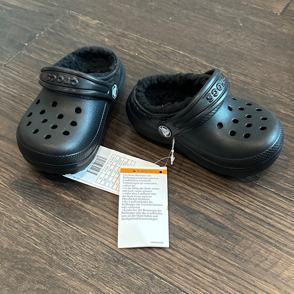 Toddler Black Clocs with Fleece Lining- size 7- NWT